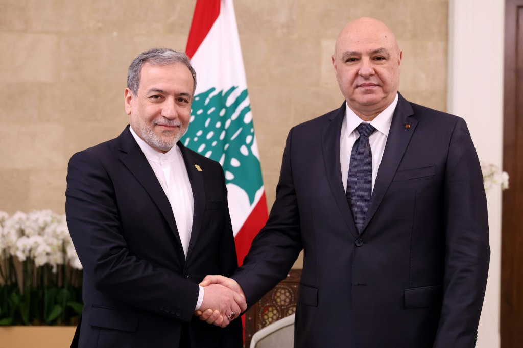 صورة وزعها المكتب الإعلامي لرئاسة الجمهورية اللبنانية في 9 كانون الثاني/يناير 2026 تظهر الرئيس اللبناني جوزاف عون مصافحا وزير الخارجية الإيراني عباس عراقجي خلال زيارة رسمية إلى القصر الرئاسي في بعبدا شرق بيروت ( ا ف ب)