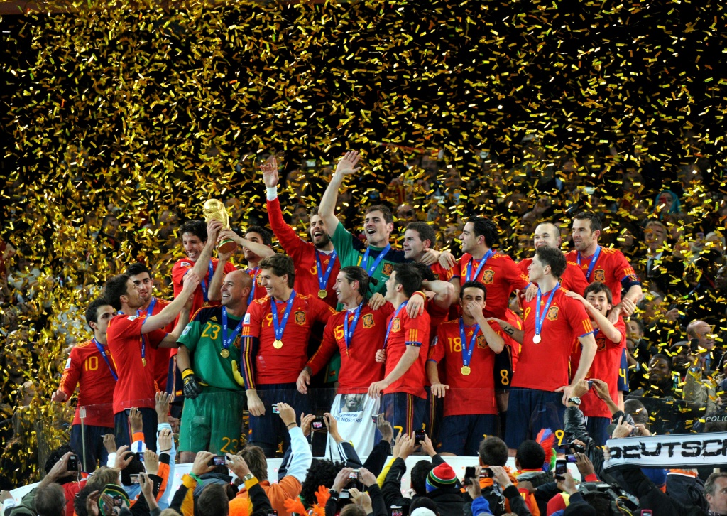 لاعبو منتخب اسبانيا يرفعون كأس العالم في كرة القدم 2010 اثر فوزهم بها في 11 تموز/يوليو في استاد سوكر سيتي بجوهانسبرغ&nbsp; (ا ف ب)