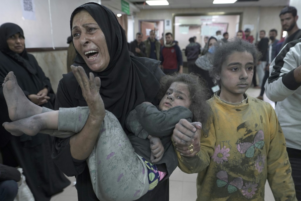 في حدث منفصل، أوضحت المصادر الطبية أن 5 مصابين وصلوا إلى مستشفى السرايا الميداني بغزة جراء استهداف نفذته البحرية الإسرائيلية غربي بلدة بيت لاهيا شمال غربي القطاع ( اف ب).