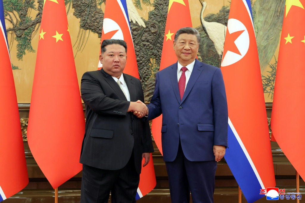 الرئيس الصيني شي جينبينغ مع الزعيم الكوري الشمالي كيم جونغ أون في أيلول/سبتمبر 2025 ( ا ف ب)