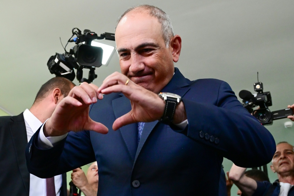رئيس وزراء أرمينيا نيكول باشينيان بعد إدلائه بصوته في السابع من حزيران/يونيو 2026 ( ا ف ب)