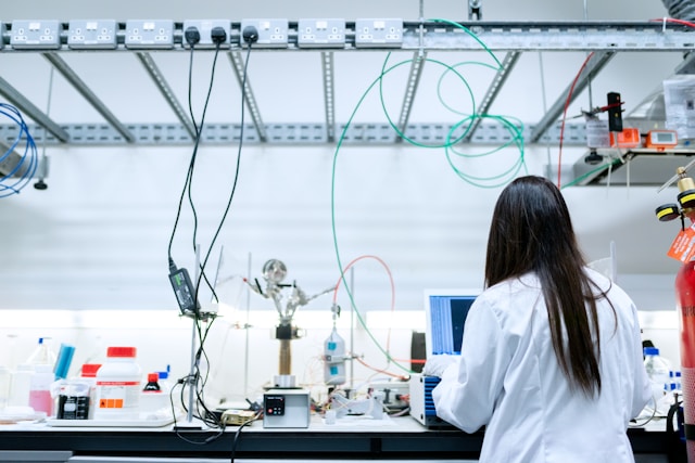 باحثون من جامعة سيبيريا الروسية يقترحون طريقة جديدة لإنتاج مواد نانوية (أونسبلاش)