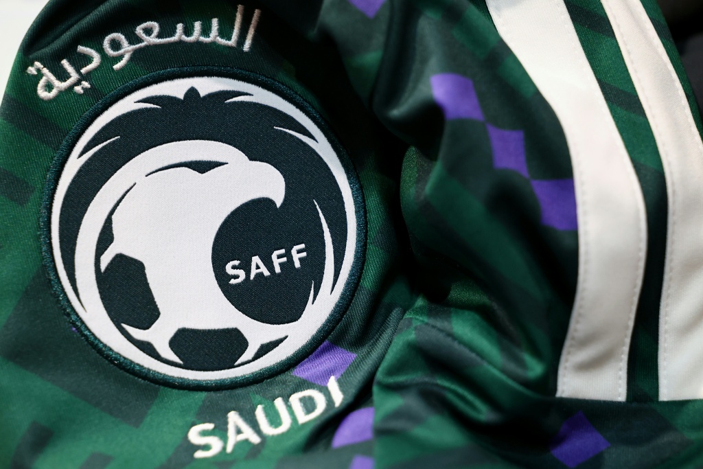 قميص المنتخب السعودي لكرة القدم معروض في باريس في 5 حزيران/يونيو 2026 (ا ف ب)