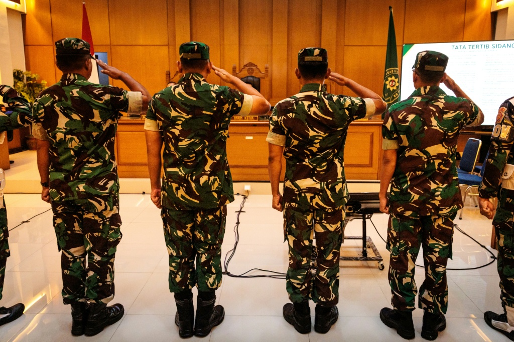 أربعة جنود إندونيسيين يؤدون التحية أثناء حضورهم جلسة النطق في الحكم بهد اتهامهم بمهاجمة ناشط حقوقي بالحمض في جاكرتا بتاريخ 10 حزيران/يونيو 2026 (ا ف ب)