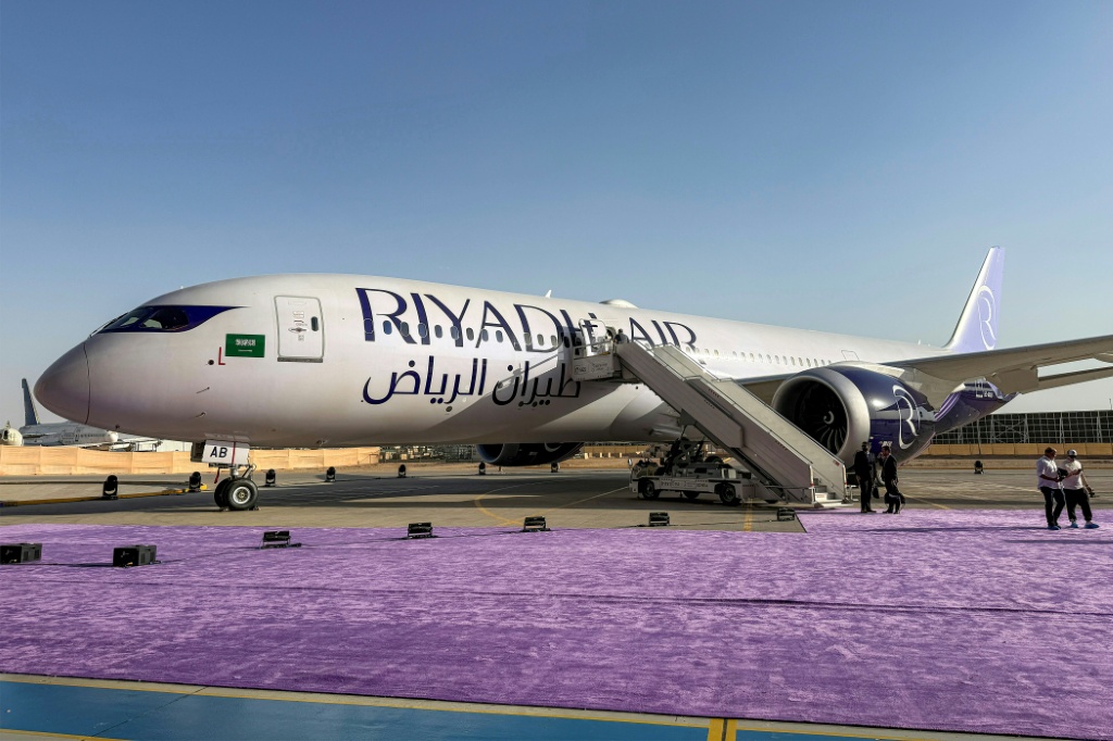 طائرة من طراز "بوينغ 787-9 دريملاينر" تابعة لشركة "طيران الرياض" السعودية على أرض مطار الملك خالد الدولي بالرياض، في 7 حزيران/يونيو 2026 (ا ف ب)