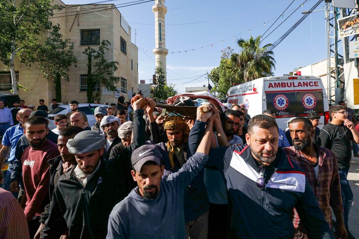 أضافت المصادر أن قوات جيش الاحتلال منعت في البداية الطواقم الطبية الفلسطينية من الوصول إلى المصاب، قبل أن تسمح لها لاحقاً بفحصه ميدانياً دون نقله من المكان (الاناضول)