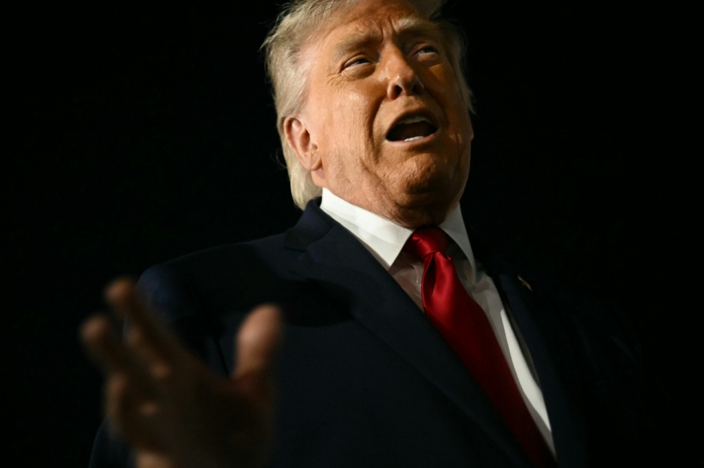 الرئيس الأميركي دونالد ترامب يدلي بتصريحات قبيل مغادرته مطار جون كينيدي في نيويورك على متن "إير فورس وان"، في 9 حزيران/يونيو 2026 (ا ف ب)