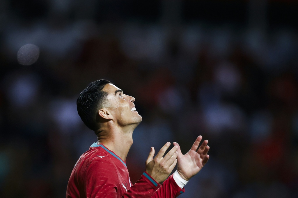مهاجم البرتغال كريستيانو رونالدو يتحسر على إهدار فرصة في المباراة الدولية الودية ضد نيجيريا (2-1) في ليريا في 10 حزيران/يونيو 2026 ( ا ف ب)