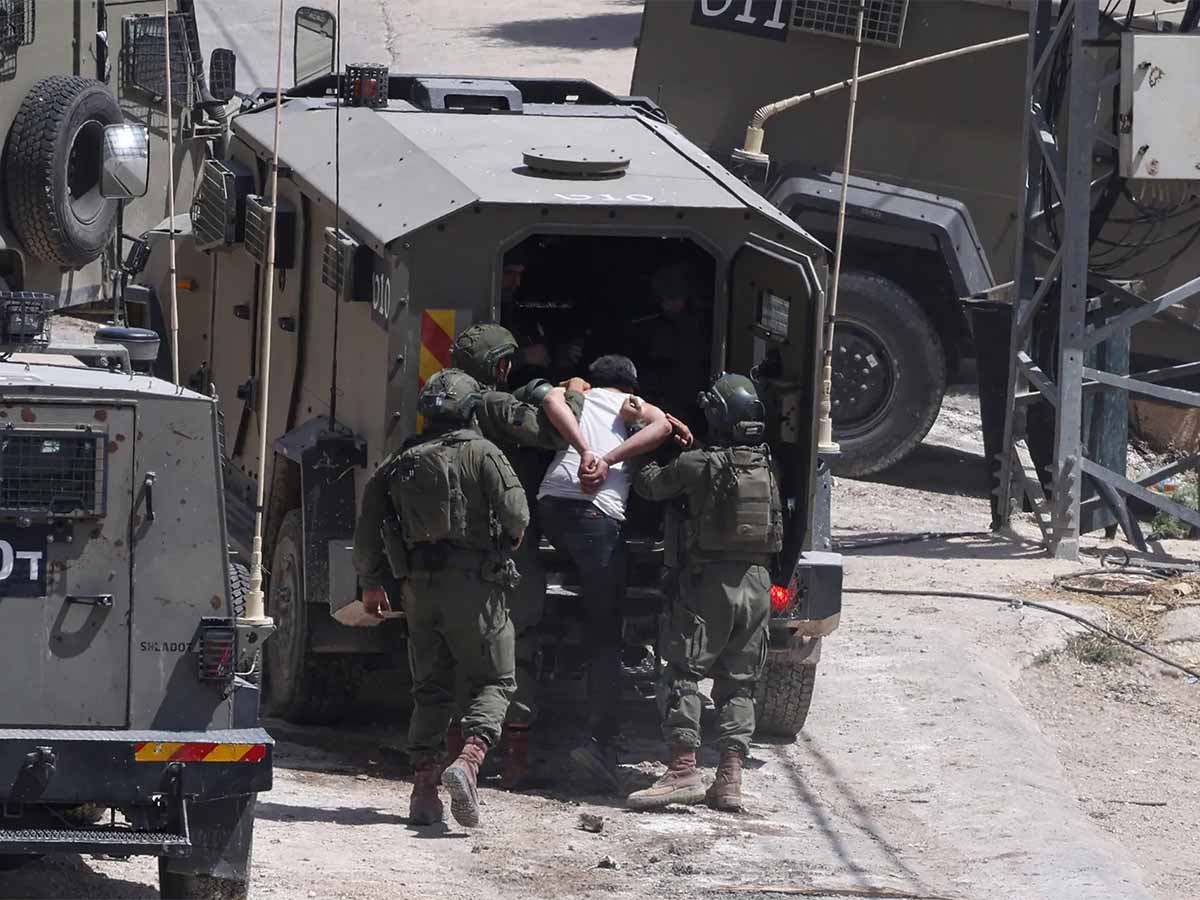 تتعرض مدن وبلدات ومخيمات الضفة الغربية والقدس المحتلتين يوميا لمداهمات وعمليات اقتحام إسرائيلية، تصحبها مواجهات واعتقالات وإطلاق للرصاص الحي ( ا ف ب)