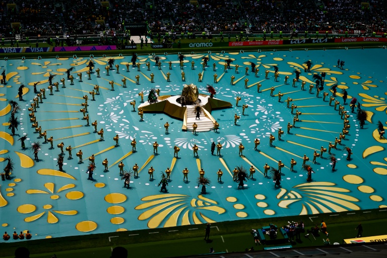 فنانون يؤدون عروضا خلال حفل افتتاح كأس العالم 2026 لكرة القدم على ملعب أستيكا في مكسيكو سيتي في 11 حزيران/يونيو 2026 (أ ف ب)