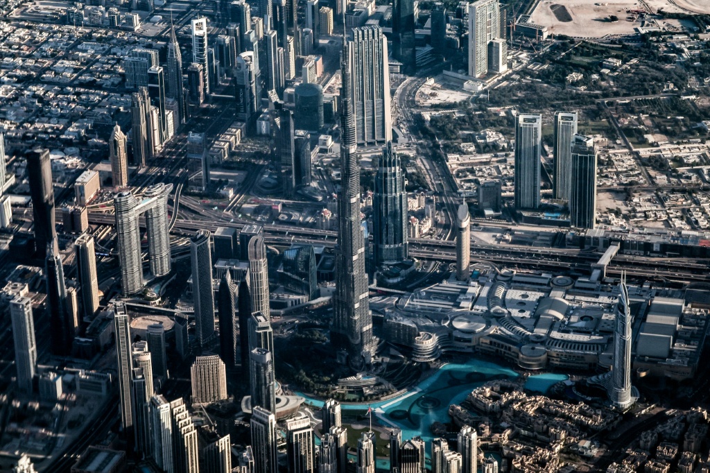 صورة جوية لمدينة دبي مع برج خليفة، أطول برج في العالم، في 24 كانون الثاني/يناير 2025 (ا ف ب)