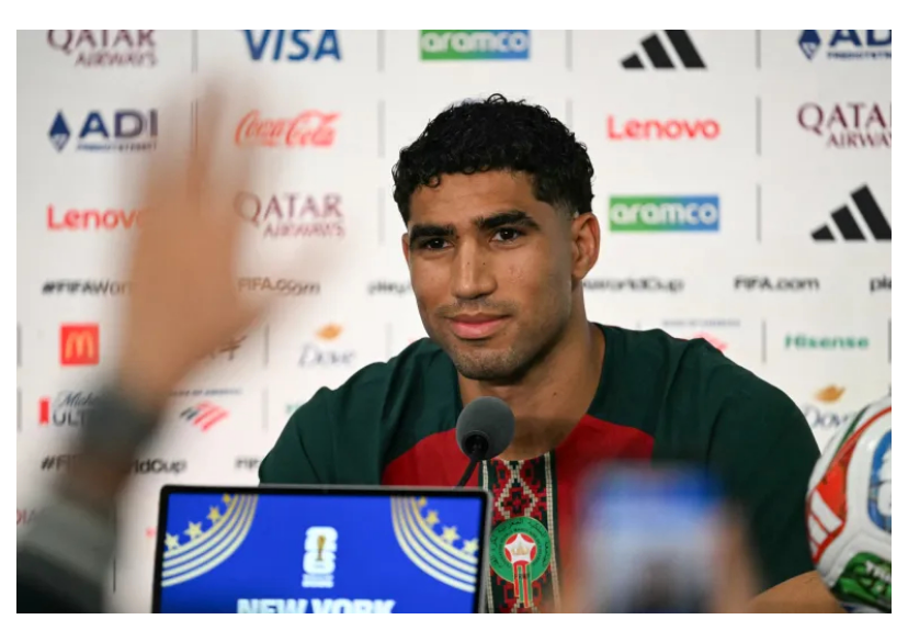 أشرف حكيمي نجم المنتخب المغربي أثناء المؤتمر الصحفي الخاص بمباراة البرازيل (أ ف ب)