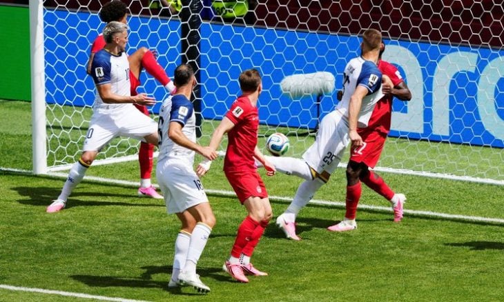 فاجأ المنتخب البوسني أصحاب الأرض بهدف من مهاجمه يوفو لوكيتش، برأسية (أ ف ب)