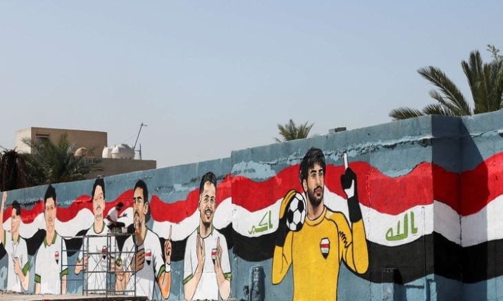 لم يعد تأهل &ldquo;أسود الرافدين&rdquo; مجرد حدث رياضي، بل تحول إلى مناسبة وطنية (الأناضول)
