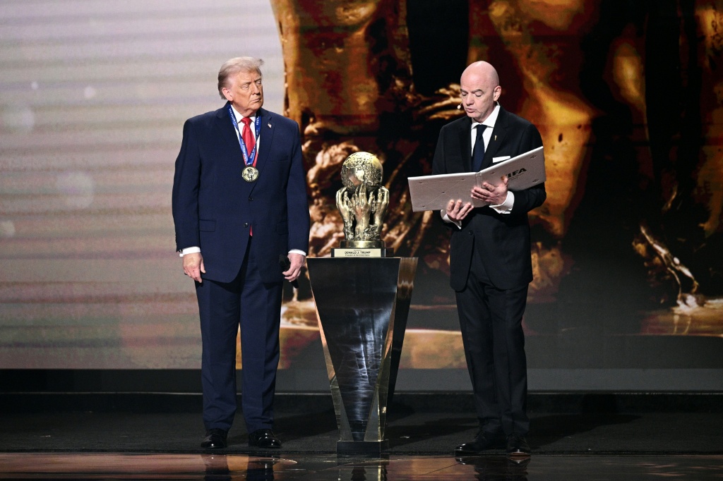 الرئيس الأميركي دونالد ترامب (يسار) ورئيس الاتحاد الدولي لكرة القدم (فيفا) جاني إنفانتينو خلال قرعة مونديال 2026 (ا ف ب)