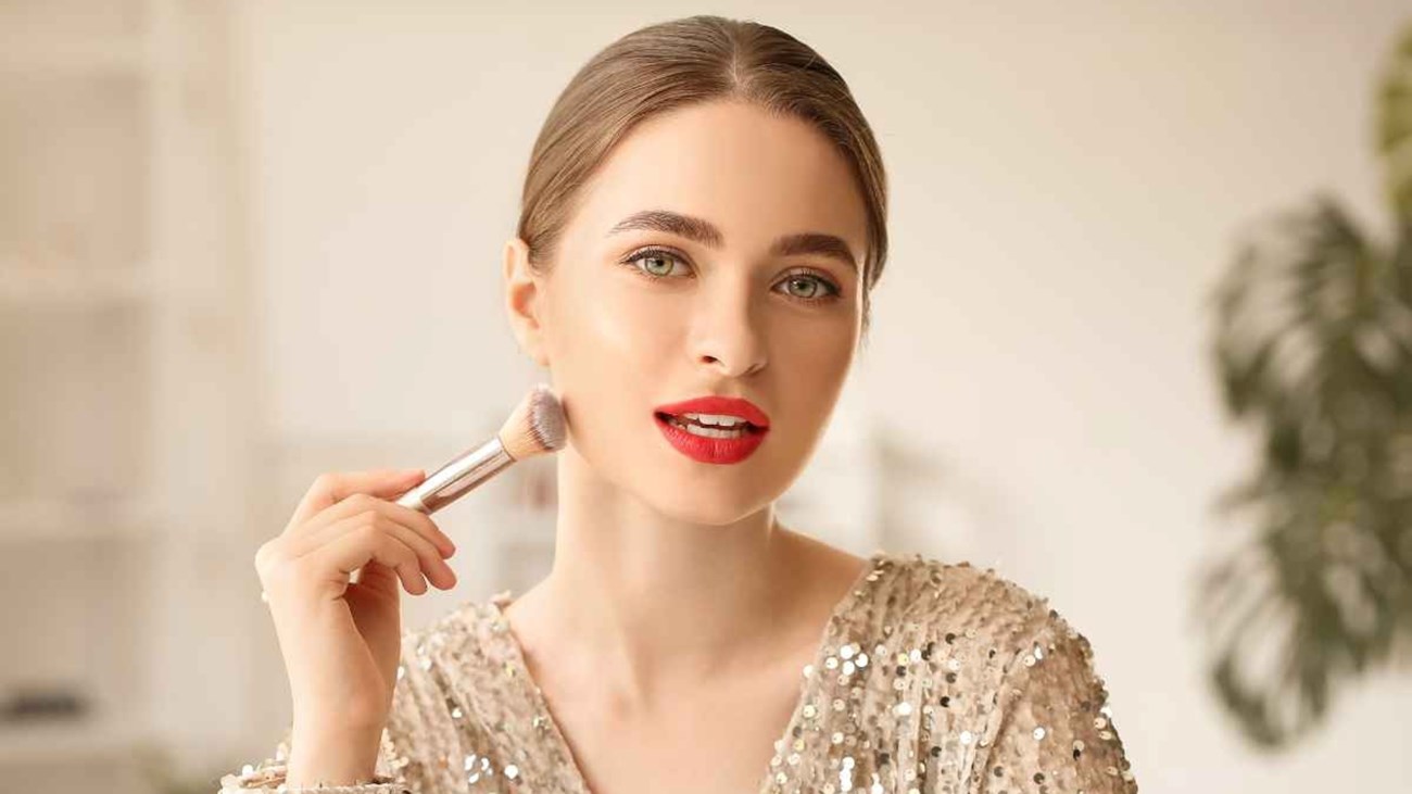 منتجات تجميل أساسية تدوم معكِ طوال اليوم.. والليل (زهرة الخليج)