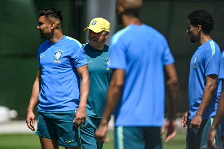 المدرب الإيطالي لمنتخب البرازيل كارلو أنشيلوتي (في الوسط) خلال حصة تدريبية عشية الظهور الأول للبرازيل في مونديال 2026 في كرة القدم أمام المغرب. موريستاون، نيوجيرزي، في 12 حزيران/يونيو 2026 (أ ف ب)