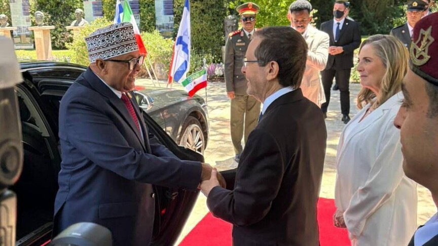 رئيس الإقليم الانفصالي بالصومال يصل إسرائيل في أول زيارة