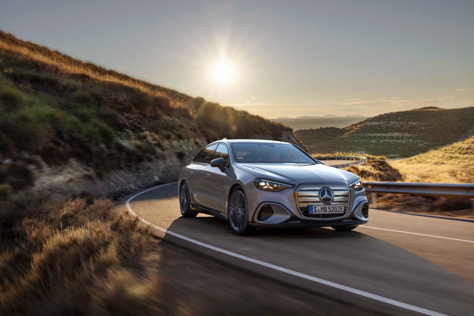 BMW i7 و Mercedes C-Class و Porsche Cayenne Coupe: ثلاث رؤى لمستقبل الفخامة (الرجل)