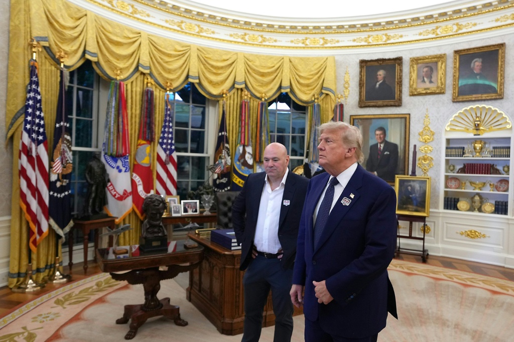 الرئيس الأميركي دونالد ترامب بالمكتب البيضاوي في البيت الأبيض بعيد الإعلان عن التفاهم بين الولايات المتحدة وإيران (ا ف ب)