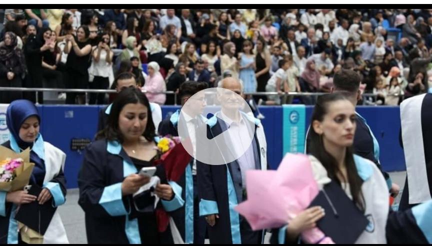 قطار العلم لا يفوت.. تركي في الـ 75 يتحدى العمر ويتخرج من جامعة بايبورت! (لقطة فيديو)