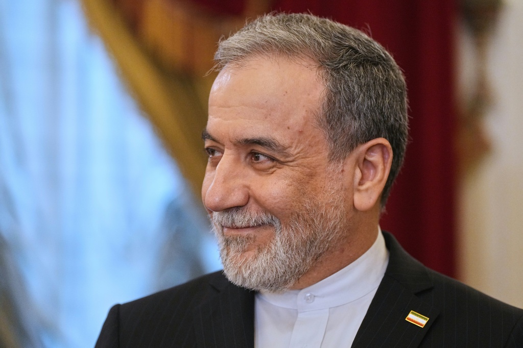 الرئيس الأميركي دونالد ترامب يصل لحضور مراسم الاستقبال الرسمي خلال قمة مجموعة السبع في إيفيان في شرق فرنسا في 16 حزيران/يونيو 2026 (ا ف ب)