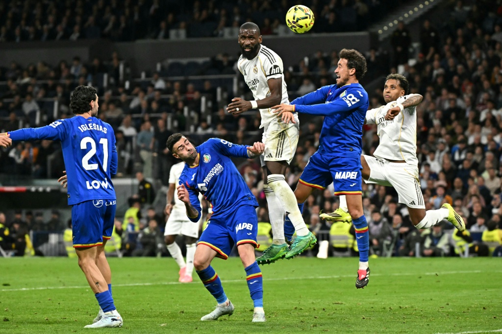 الألماني أنطونيو روديغر (في الوسط) مدافع ريال مدريد يضرب الكرة برأسه أمام خيتافي في ملعب سانتياغو برنابيو في مدريد في 2 آذار/مارس 2026 (ا ف ب)