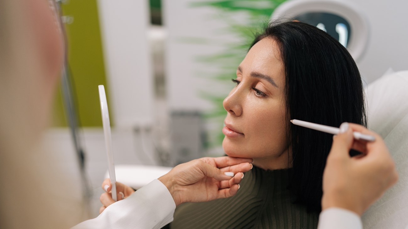 أفضل وأسرع الإجراءات التجميلية.. لبشرة مشدودة صيفاً (زهرة الخليج)