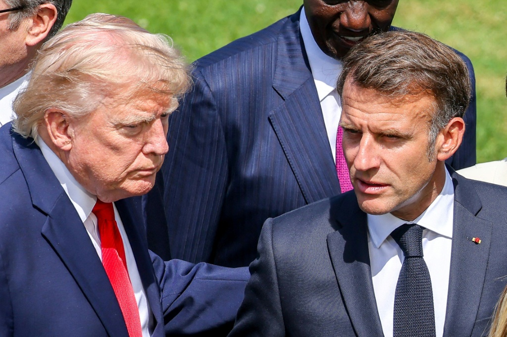 الرئيسان الأميركي دونالد ترامب والفرنسي إيمانويل ماكرون في ايفيان في فرنسا في السادس عشر من حزيران/يونيو 2026 (ا ف ب)