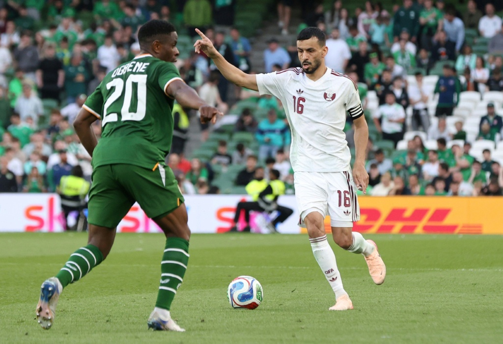 بوعلام خوخي (رقم 16) في مباراة قطر وإيرلندا في 28 أيار/2026 (ا ف ب)