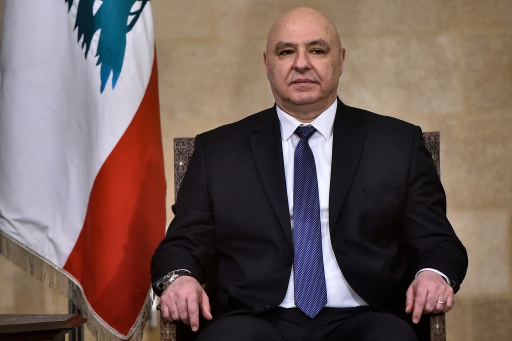 سكان يعبرون قرب منزل مدمّر في بلدة صريفا في جنوب لبنان في 16 حزيران/يونيو 2026 (ا ف ب) 