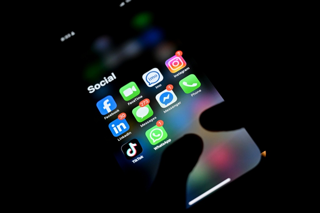 شاشة هاتف ذكي تظهر شعارات تطبيقات تواصل اجتماعي في بوغودا بسريلانكا في 12 حزيران/يونيو 2026 (ا ف ب)