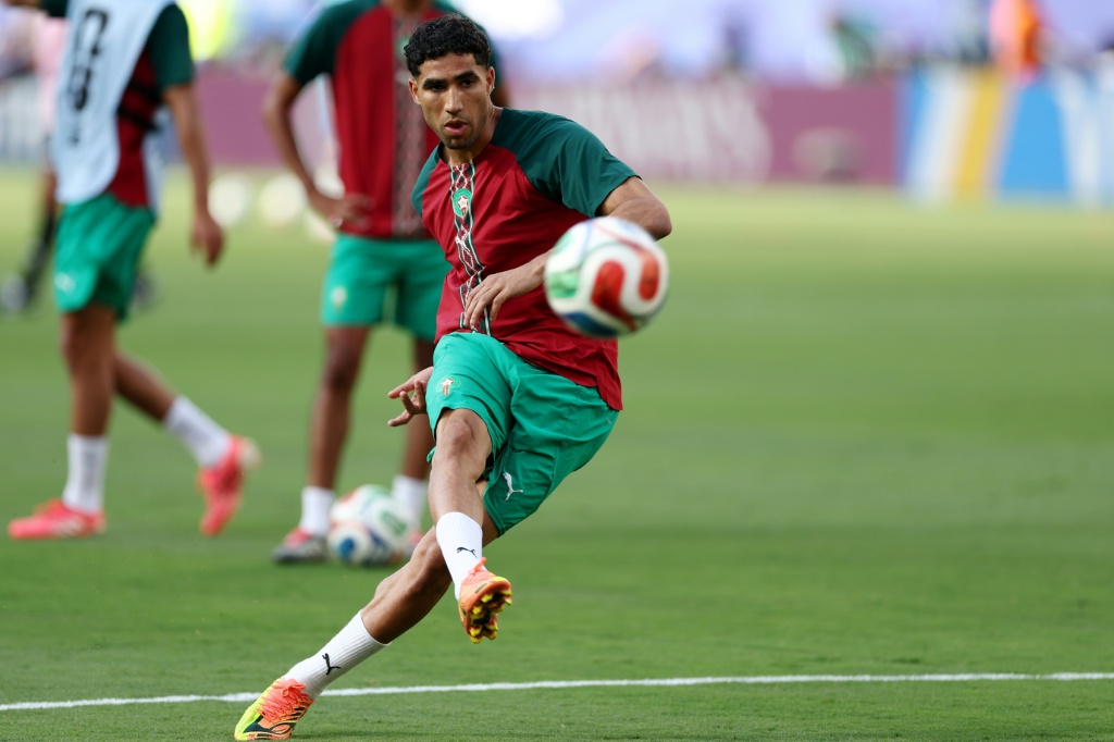 مدافع المغرب أشرف حكيمي قبيل المباراة ضد البرازيل في مونديال 2026. إيست راذفورد، نيوجيرزي، في 13 حزيران/يونيو 2026 (ا ف ب)