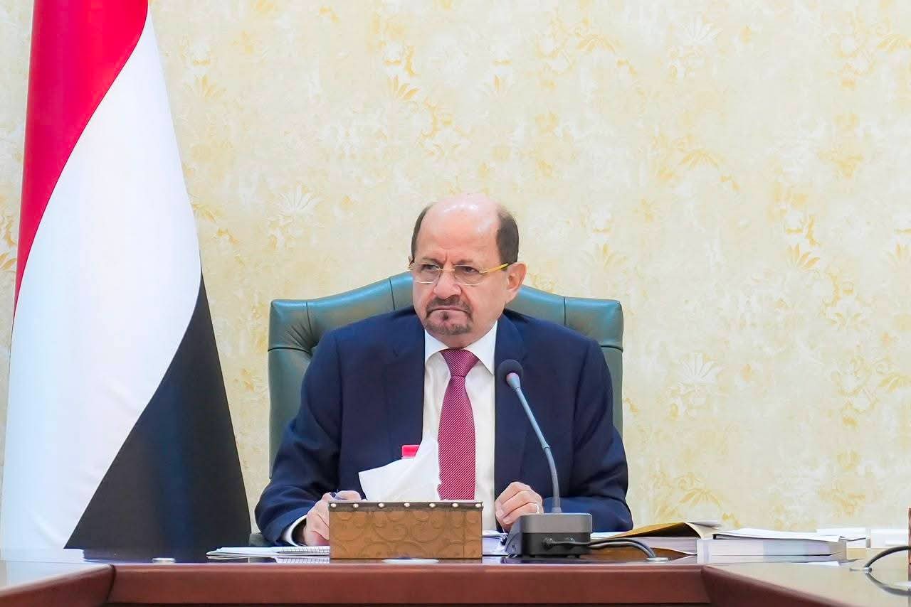 رئيس الوزراء اليمني يصدر قرارات بتعيينات جديدة في الضرائب والجمارك ووزارة المالية (حساب مجلس رئاسة الوزراء على فيسبوك)