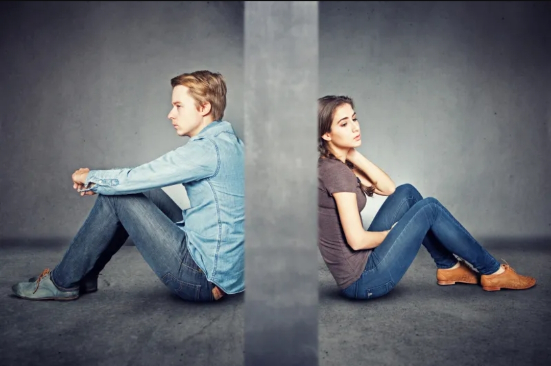 الصمت بين الأزواج.. متى يكون راحة مؤقتة ومتى يتحول إلى خطر يهدد العلاقة؟ (الرجل)