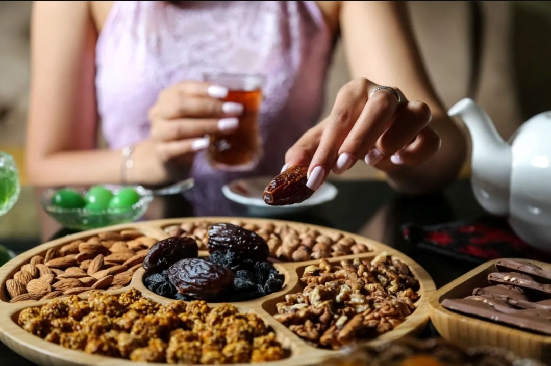 ما فوائد تناول التمر وشرب الماء معاً لتسهيل الولادة؟ (سيدتي)