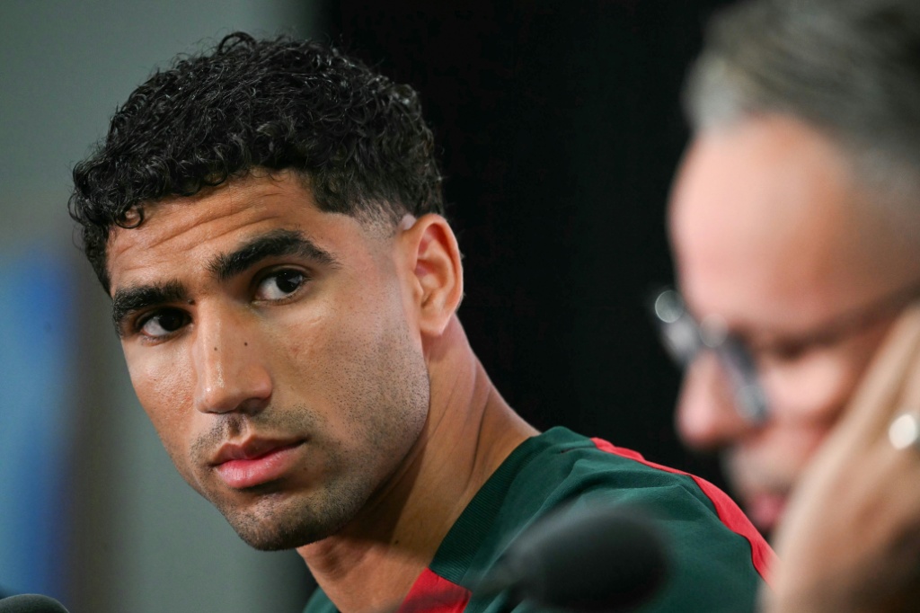 قائد المغرب أشرف حكيمي خلال مؤتمر صحافي في ملعب نيويورك/نيوجيرسي في 12 حزيران/يونيو 2026 (ا ف ب)