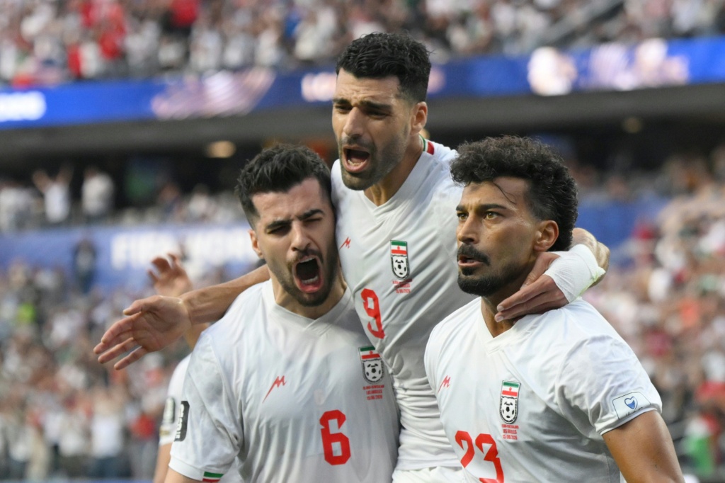 رامين رضائيان مدافع المنتخب الإيراني (إلى اليمين) يحتفل مع زملائه بعد تسجيله الهدف الأول أمام نيوزيلندا على ملعب لوس أنجليس في إنغلوود في 15 حزيران/يونيو 2026 (ا ف ب)
