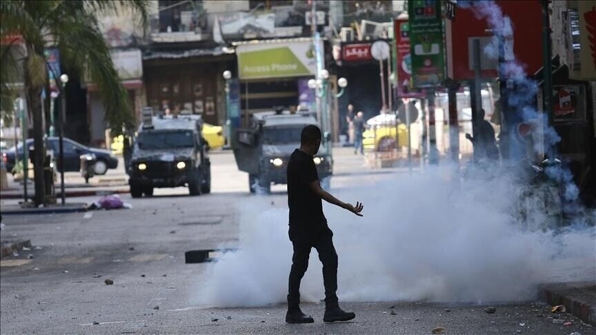 أضافت المصادر أن عددا من الفلسطينيين أصيبوا بحالات اختناق نتيجة استنشاق الغاز، فيما لم تُسجل إصابات بالرصاص أو حالات اعتقال (الاناضول)