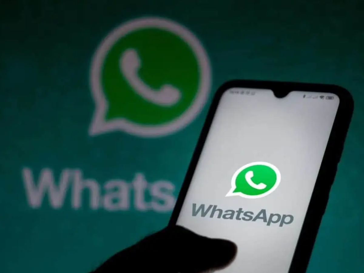 تظهر "النقطة الخضراء" حالياً داخل شاشة "معلومات الدردشة Chat Info Screen"، كخطوة تمهيدية من التطبيق قبل إطلاق واجهة "مركز جهات الاتصال Contacts Hub" الجديدة (قنا)