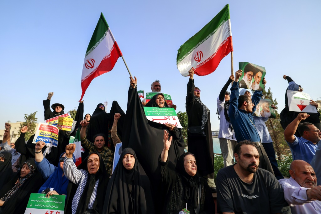 تضيف المجلة أن ترامب تعب من الحرب، وإذا غادرت القوات الأمريكية خلال 30 يوما كما هو مخطط، فستكون قدرته على استخدام القوة محدودة (ا ف ب)