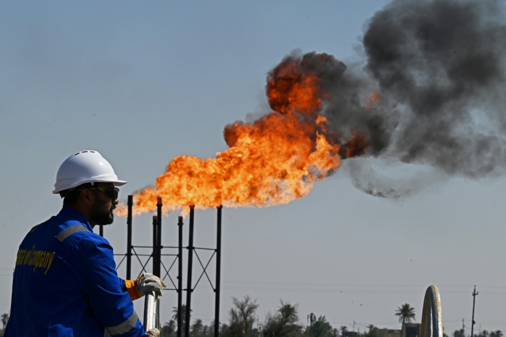 موظف في شركة نفط البصرة الحكومية، في حقل نهر بن عمر قرب مدينة البصرة بجنوب العراق في 29 نيسان/أبريل 2026 (ا ف ب)