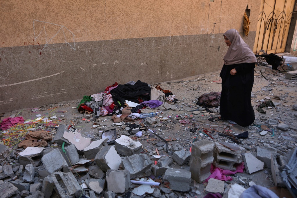 امرأة تتفقد الأضرار التي لحقت بشقة عائلة في حي الصبرة بمدينة غزة في 20 حزيران/يونيو 2026 إثر غارة جوية للاحتلال الإسرائيلي (ا ف ب)