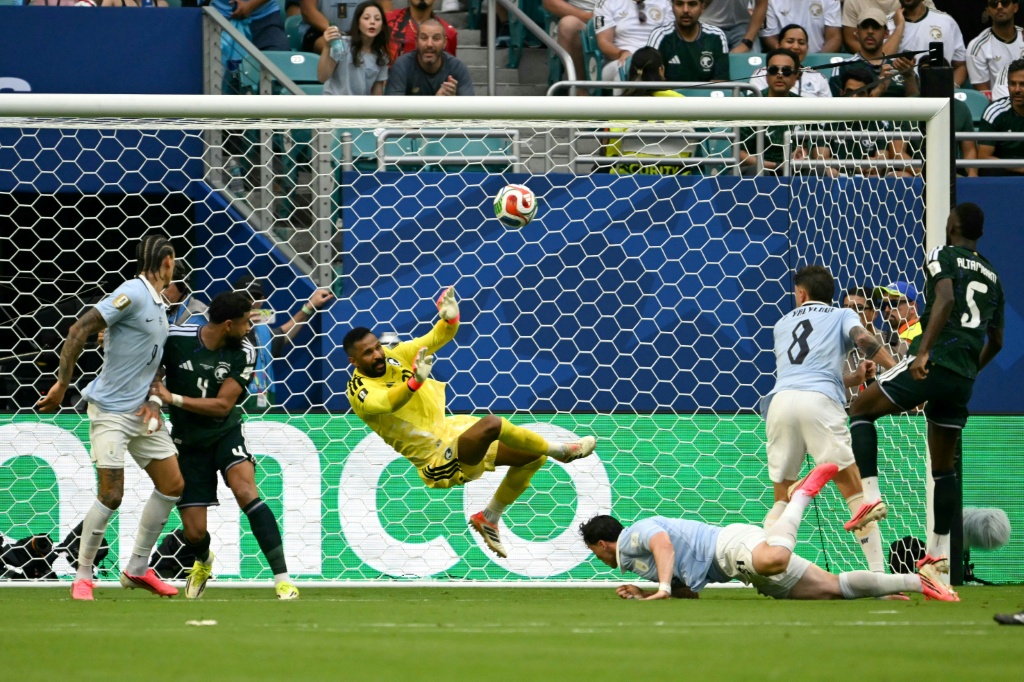 محمد العويس حارس مرمى السعودية يُبعد كرة في مواجهة الأوروغواي ضمن نهائيات كأس العالم 2026، ميامي، في 15 حزيران/يونيو 2026 (ا ف ب)