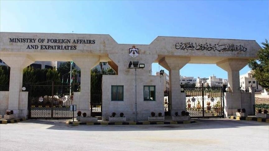 دعت الوزارة المجتمع الدولي إلى "تحمل مسؤولياته القانونية والأخلاقية، وإلزام إسرائيل وقف جميع إجراءاتها اللاشرعية في القدس المحتلة وانتهاكاتها المستمرة للوضع التاريخي والقانوني القائم في المقدسات الإسلامية والمسيحية" (الاناضول)