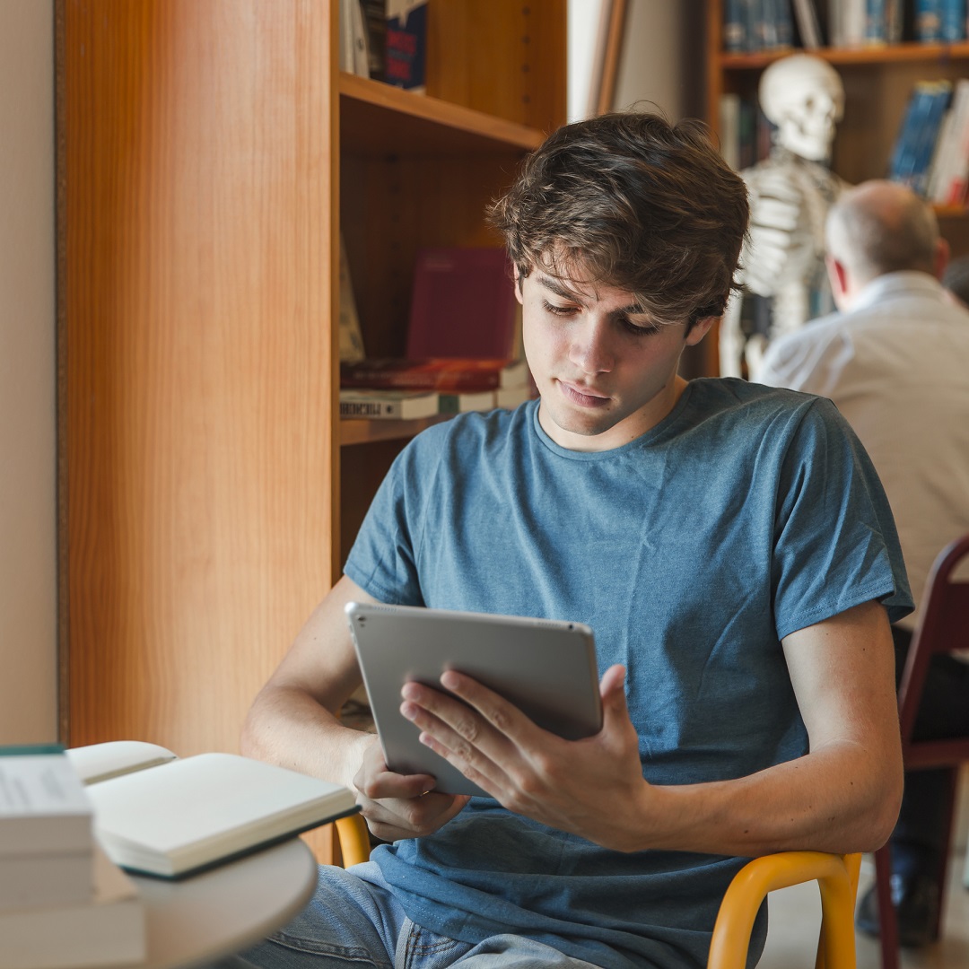 من اللابتوب إلى التطبيقات الذكية.. أدوات أساسية لكل طالب جامعي (سيدتي)