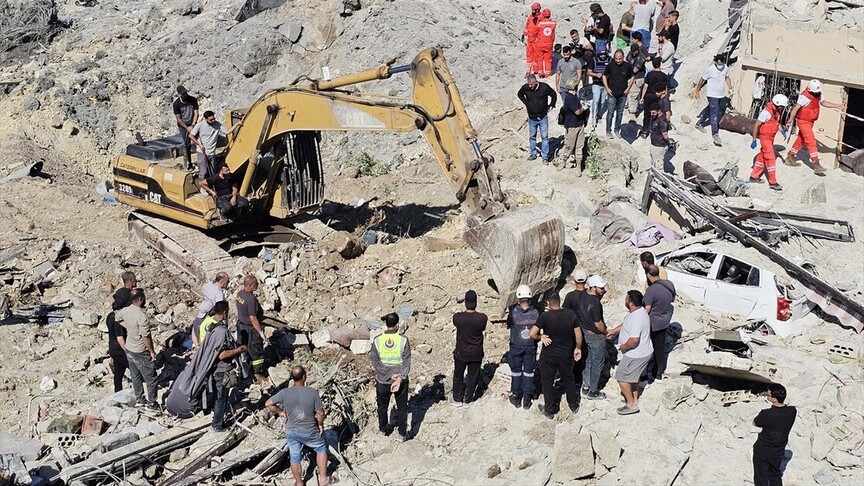 إسرائيل تواصل هجماتها على لبنان وتقتل 8 أشخاص رغم أنباء وقف النار (الأناضول)