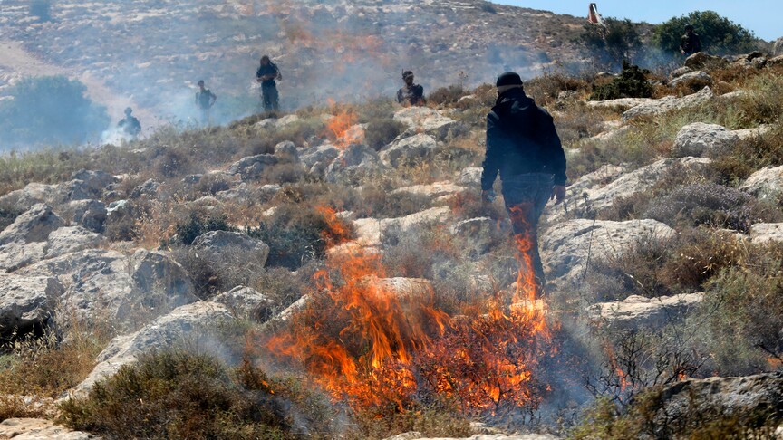 أفادت محافظة القدس، في بيان، بإصابة طفل يبلغ من العمر 9 أعوام برضوض في تجمع أبو فلاح البدوي، قرب منطقة الخان الأحمر شرق القدس، إثر محاولة أحد المستوطنين دهسه (الاناضول)