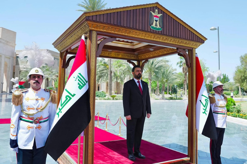 رئيس الوزراء العراقي علي الزيدي خلال حفل تسليم وتسلّم في بغداد في 16 أيار/مايو 2026 (ا ف ب) 