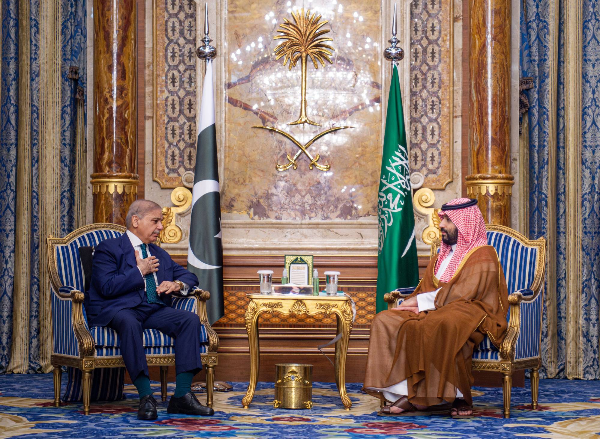 ولي العهد السعودي الأمير محمد بن سلمان مستقبلاً رئيس الوزراء الباكستاني محمد شهباز شريف في جدة أبريل الماضي (واس)